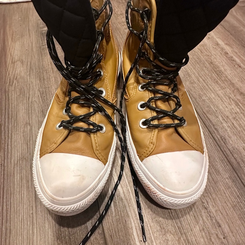 Fleece lined Tan High-Top Converse